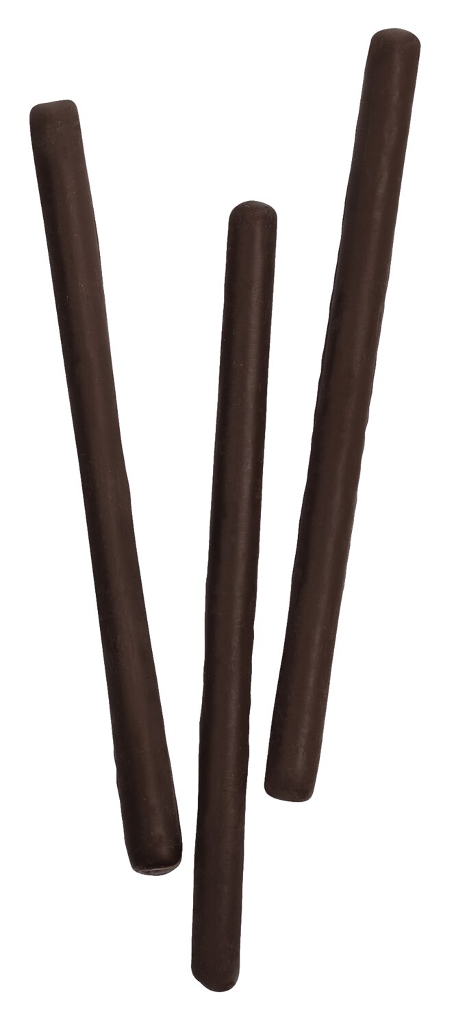 Drei knusprige Grissini mit Zartbitterschokolade von Galup - edle, italienische Spezialität - sind kunstvoll auf weißem Grund arrangiert.