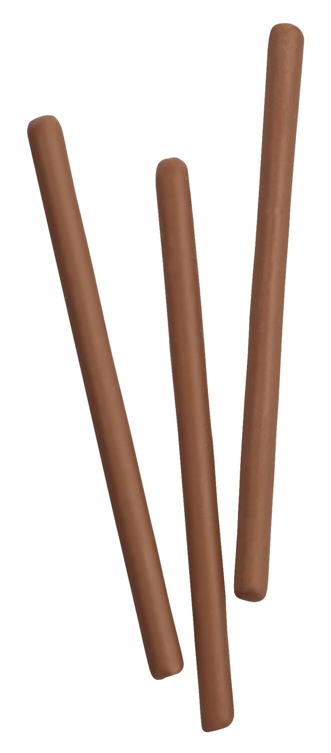 Drei Galup Grissini mit Milchschokolade - knusprig, edel, italienisch Keksstangen sind fein säuberlich nebeneinander auf einem weißen Hintergrund angeordnet.