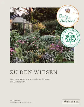 Das Buchcover von Zu den Wiesen aus dem Prestel Verlag zeigt ein üppiges Gartenparadies mit leuchtenden Pflanzen und Blumen, mit zwei Preisplaketten in der oberen rechten Ecke und den Namen der Autoren und des Verlags am unteren Rand dieses inspirierenden Fotobuchs.