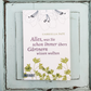 Das Buch "Alles was Sie schon immer übers Gärtnern wissen wollten" von Gabriella Pape ruht auf einer hellblauen, rustikalen Holzoberfläche. Der florale Einband verweist auf Gartentipps wie Rhododendronschnitt und Rosenstrauchpflege.