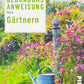 Das Buchcover von "Buch - Gebrauchsanweisung fürs Gärtnern" von Gabriella Pape zeigt einen üppigen Garten mit rosa Blumen, einer alten Metallwasserpumpe, einer Gießkanne und Andeutungen von perfektem Rasen; auf dem Buchrücken steht Piper.