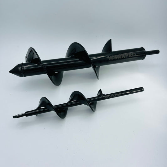 Zwei schwarze Workpro Erdbohrer (2er-Set) aus Metall von Workpro mit Spiralklingen und spitzen Enden sind parallel auf einer weißen Oberfläche platziert – ideal zum Zwiebelsetzen und für andere Garten- oder Bohrarbeiten.