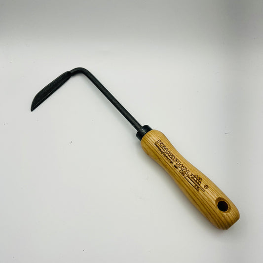 Der Krumpholz Cape Cod Weeder mit Eschengriff für Rechtshänder verfügt über einen Holzgriff und eine schwarze L-förmige Klinge, ideal zum Jäten von Unkraut, dargestellt auf weißem Hintergrund. Marke: Krumpholz.