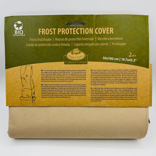 Die Frostschutzabdeckung M - 2 Stück von Esschert schützt Pflanzen atmungsaktiv und biologisch abbaubar vor Frost. Maße: 50x100 cm. Verpackung aus braunem Papier mit mehrsprachigem Text, Markenlogo mittig aufgedruckt.