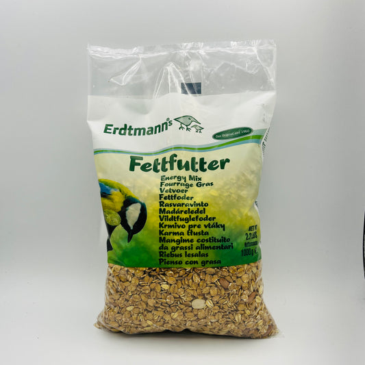 Ein transparenter Beutel mit der Aufschrift „Erdtmann Fettfutter – Der kraftvolle Wintersnack“ enthält eine energiereiche Mischung aus Saaten und Körnern für Vögel. Die Verpackung, ideal für Futterstationen oder Vogelhäuschen, zeigt einen blau-gelben Vogel und mehrsprachige Informationen.